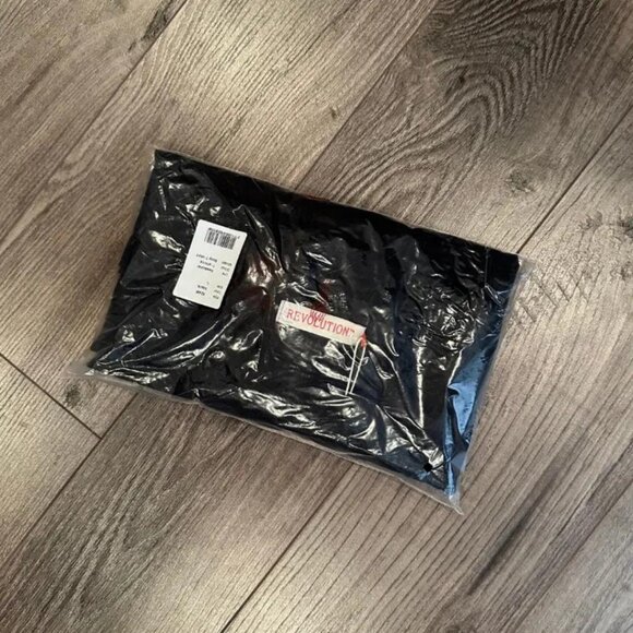 BNWT Revolution of 1995 - Men's Boxy Fit Black Organic Cotton T-Shirt - Picture 6 of 6